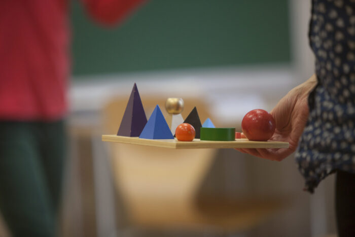 Ein Holztablett mit verschiedenen geometrischen Formen